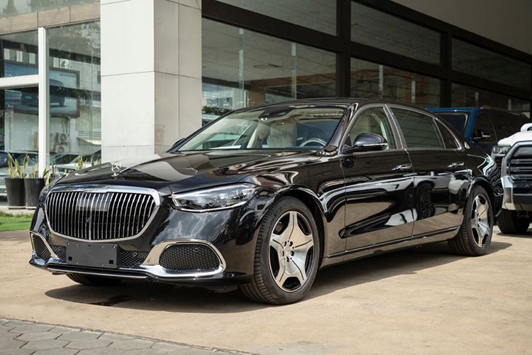 Mới đây, mẫu sedan siêu sang  Mercedes-Maybach S450 4MATIC 2022 mới đã chính thức có mặt tại thị trường Việt Nam. Nhìn từ bên ngoài, Mercedes-Maybach S450 4MATIC cho chúng ta thấy được sự đẳng cấp, sang trọng qua những đường nét thiết kế mềm mại, tinh xảo.