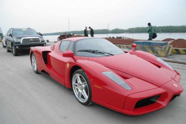 Đầu năm 2012, những hình ảnh về siêu phẩm Ferrari Enzo triệu đô xuất hiện tại cảng Hải Phòng đã gây chấn động giới mê xe lúc bấy giờ. Tại thời điểm đó, không ai dám nghĩ Enzo về nước theo đơn đặt hàng của đại gia Việt dù mấy năm trước đó, không ai tin trên đường phố Việt Nam sẽ xuất hiện các siêu xe của Lamborghini, Ferrari hay Aston Martin.