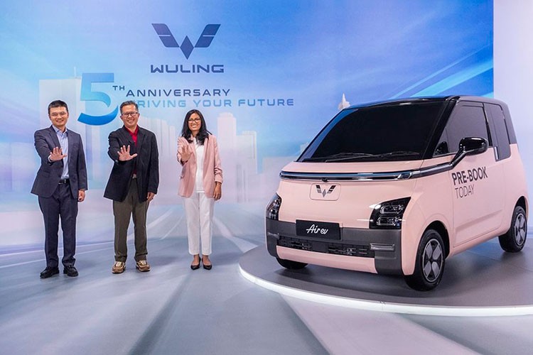  Wuling Air ev 2022 mới đã lần đầu tiên được giới thiệu ở thị trường Indonesia vào hồi tháng 7 vừa qua. Tuy nhiên, trong triển lãm Ô tô Quốc tế Gaikindo Indonesia (GIIAS) 2022, hãng Wuling mới chính thức bán mẫu ôtô điện này ra thị trường. Đồng thời, giá chính thức của Wuling Air ev cũng đã được công bố trong triển lãm GIIAS 2022.