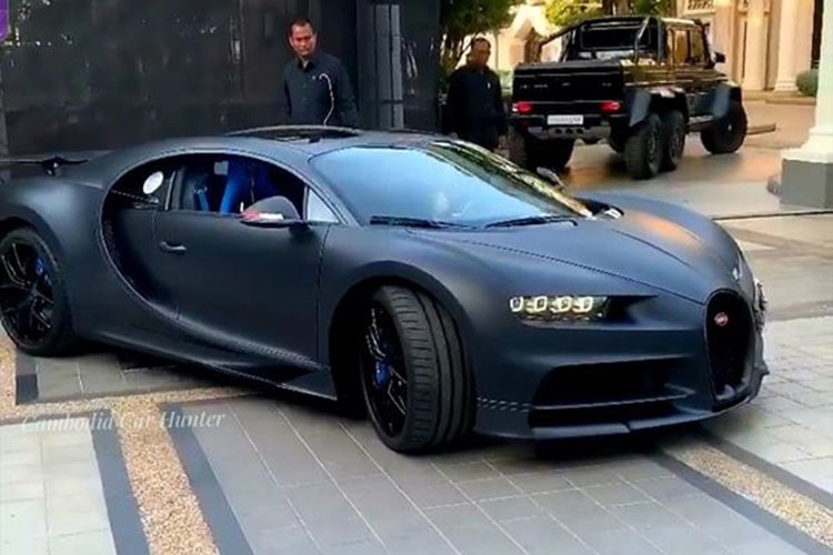 Chiếc  Bugatti Chiron Sport 110 Ans Edition biển Campuchia được nhập khẩu theo đường hàng không và chủ xe đã cho ra biển số "Boss". Và mới đây nó đã khiến giới mê xe tại Thái Lan có dịp nhốn nháo khi lăn bánh tại "thánh địa siêu xe" quen thuộc ở đất nước chùa vàng.