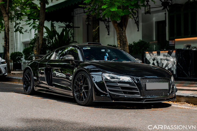 Đây chính là chiếc  Audi R8 độ Prior Design độc nhất Việt Nam thuộc sở hữu của một tay chơi tại Hà Nội. Người này còn đang sở hữu một chiếc xe thể thao thuộc dạng độ độc nhất Việt Nam chính là mẫu Ford Mustang GT 5.0 sở hữu gói độ thân rộng thân rộng Clinched Flares.