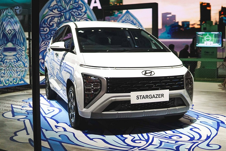  Hyundai Stargazer giá rẻ là mẫu MPV cỡ nhỏ hoàn toàn mới đã chính thức trình làng ở thị trường Indonesia vào hồi tháng 7/2022. Một trong những điều khiến người dùng chú ý nhất về mẫu MPV này chính là phanh tay chỉnh cơ bên trong xe. Ngay cả bản cao cấp nhất của Hyundai Stargazer cũng không được trang bị phanh tay điện tử.