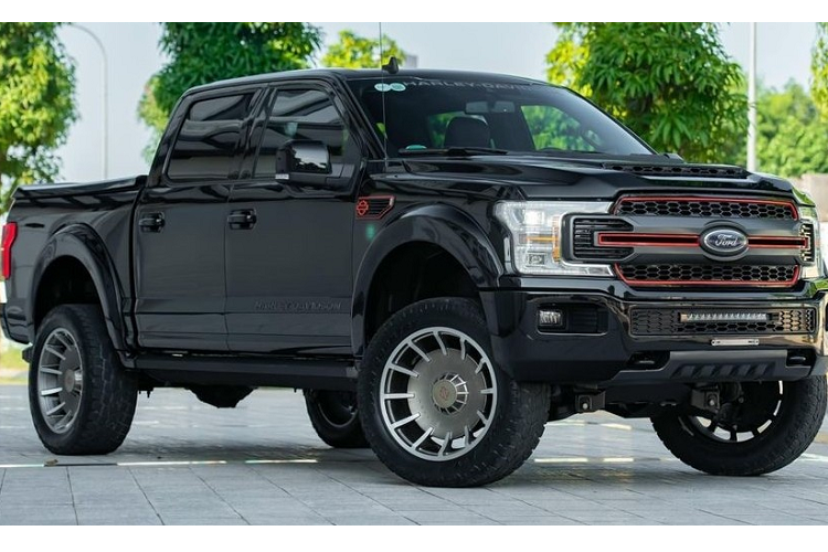 Mẫu xe bán tải "khủng long"  Ford F-150 bản Harley-Davidson đã lần đầu tiên có mặt tại Việt Nam vào năm 2019 và nhanh chóng được giới đại gia Việt săn lùng, trong đó, mức giá bán tại thời điểm đó của xe là 7 tỷ đồng, chưa bao gồm các chi phí lăn bánh.