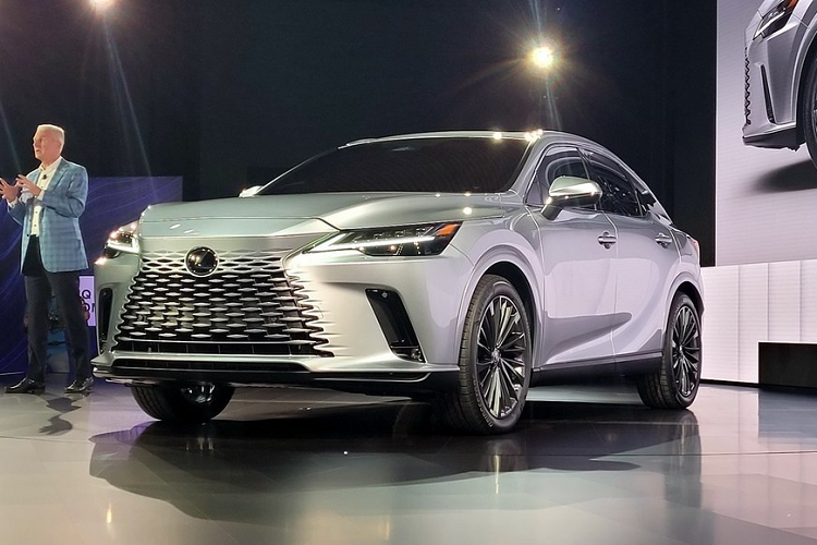 Lexus RX thế hệ mới đã lần đầu tiên ra mắt thị trường toàn cầu vào hồi đầu tháng 6/2022. Đến nay, thông tin về thời điểm ra mắt, giao xe và giá bán của  Lexus RX 2023 tại Việt Nam đã được nhân viên tư vấn bán hàng tại đại lý hé lộ.