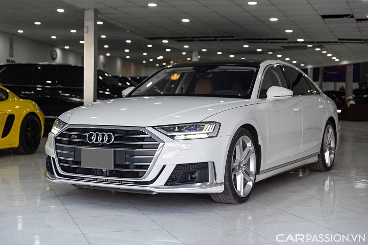 Tại Việt Nam, mẫu  Audi S8 hạng sang không có quá nhiều người ưa chuộng bởi một phần vì giá bán cao. Hiện nay, chỉ có 3 chiếc S8 xuất hiện trong nước gồm 1 chiếc đời 2013 và 2 chiếc còn lại thuộc đời 2021.