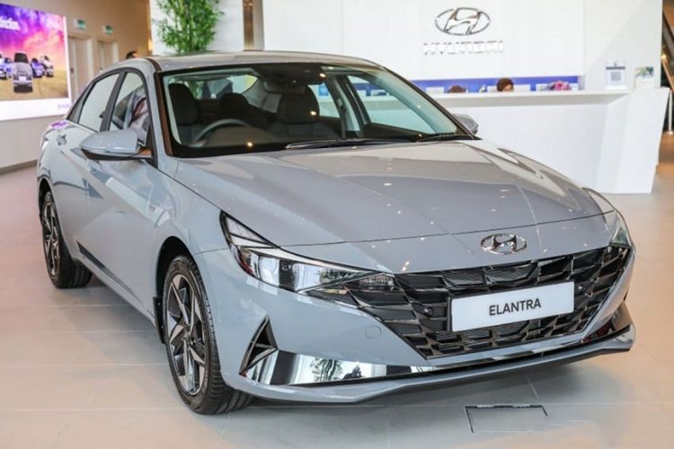 Việc Hyundai Elantra chuẩn bị đón bản nâng cấp lên thế hệ mới đã không còn là điều gì bí ẩn, các đại lý cũng đã bắt đầu nhận cọc từ tháng trước nhưng mới đây, phiên bản mới của mẫu sedan hạng C -  Hyundai Elantra 2023 tại Việt Nam hiện đã có giá dự kiến.