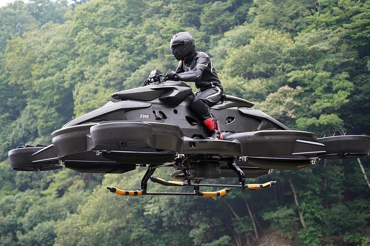 Tại triển lãm ôtô Detroit 2022 đang diễn ra có sự xuất hiện của một thiết bị bay dạng hoverbike (mô-tô bay ở tầm thấp) mang tên XTurismo. Nó được tạo ra bởi công ty AERWINS Technologies, trụ sở chính ở Tokyo, Nhật Bản.  Giá xe AERWINS XTurismo 2023 bán ra từ 777.000 USD (tương đương hơn 18 tỷ đồng).