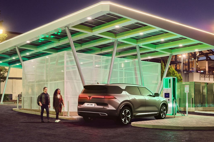 Vào hồi giữa tháng 4/2022,  VinFast bắt tay với Electrify America - một trong những công ty sở hữu trụ sạc nhanh lớn nhất tại Mỹ. Electrify America hiện sở hữu 800 trạm sạc xe điện và khoảng 3.500 cổng sạc riêng lẻ đang hoạt động và trong giai đoạn hoàn thiện.