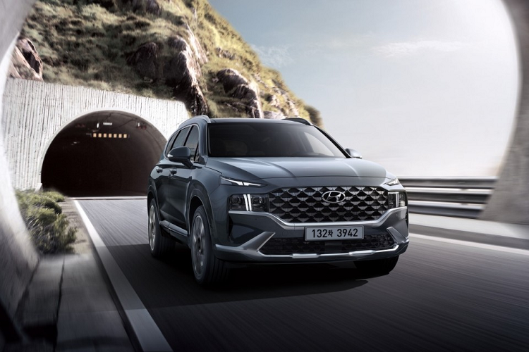 Hãng Hyundai hiện đang gấp rút phát triển thế hệ mới của dòng SUV hạng trung SantaFe nhằm lấy lại hào quang ở thị trường nội địa từ tay người anh em cùng tập đoàn Kia Sorento. Trong thời gian qua, cánh săn ảnh đã liên tục bắt gặp  Hyundai SantaFe 2023 mới trên đường thử.