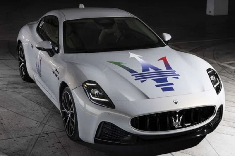 Hình ảnh được hãng xe Ý đăng tải cho thấy ngoại hình của  Maserati GranTurismo 2022 mới có một số điểm tương đồng với siêu xe MC20 ở cả phần đầu xe và đèn hậu. Trong khi vẫn giữ lại đôi nét của thế hệ cuối năm 1990 như là các lỗ thông gió trên hốc bánh trước và huy hiệu “cây đinh ba” mang tính biểu tượng của hãng ở cột C phía sau.