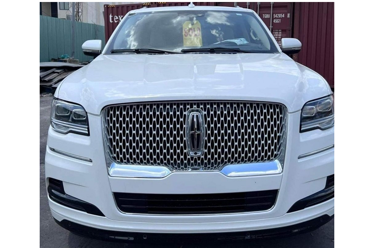 SUV hạng sang cỡ lớn Lincoln Navigator thế hệ thứ 4 được ra mắt lần đầu tiên vào năm 2018 đã nhanh chóng được sự quan tâm của giới đại gia Việt với trên 30 xe xuất hiện. Vào năm 2022 này, xe đã có bản nâng cấp nhẹ và hiện đã có 1 chiếc  Lincoln Navigator 2022 mới được mang về nước.