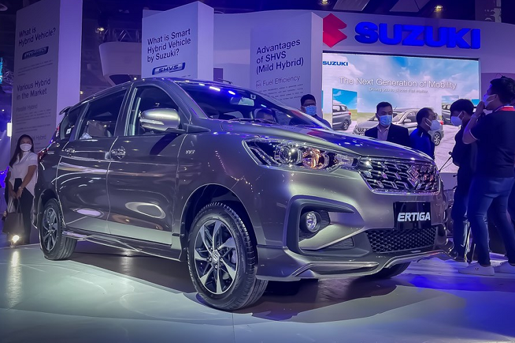  Suzuki Ertiga Hybrid phiên bản mới đã chính thức trình làng ở khu vực Đông Nam Á, cụ thể là Indonesia, vào hồi tháng 6 năm nay. Sau 3 tháng, mẫu MPV cỡ nhỏ này tiếp tục ra mắt tại Philippines. Ra mắt trong triển lãm Philippines International Motor Show (PIMS) 2022, Suzuki Ertiga Hybrid mới dành cho thị trường Đông Nam Á này vốn được lắp ráp tại Indonesia.