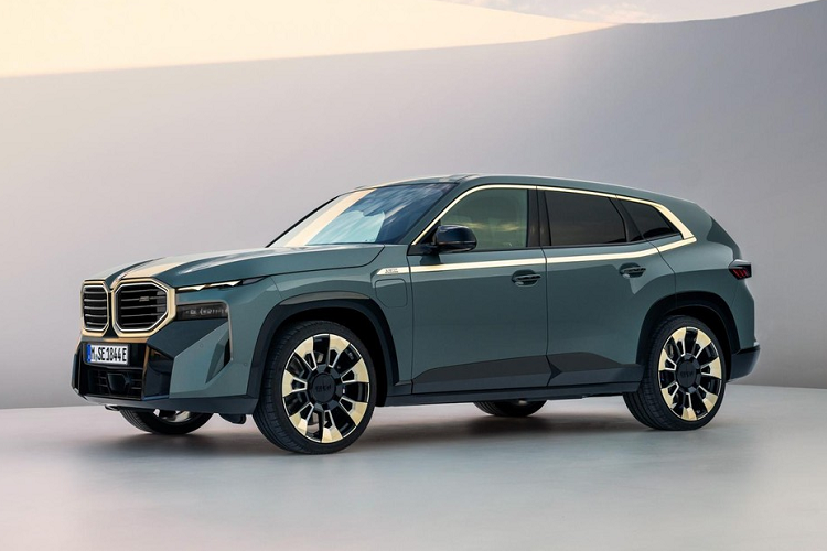 Sau gần 1 năm ra mắt phiên bản concept, hãng BMW đã chính thức vén màn mẫu SUV hạng sang XM hoàn toàn mới. Theo hãng BMW, đây là mẫu xe hiệu suất cao đầu tiên của thương hiệu M dùng hệ truyền động có mô-tơ điện. Đồng thời,  BMW XM 2023 mới cũng là sản phẩm đầu tiên của thương hiệu M không được phát triển dựa trên bất kỳ mẫu xe BMW có sẵn nào kể từ sau thập niên '70.