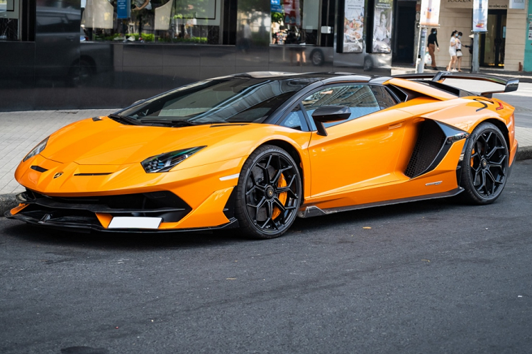 Cách đây khoảng 3 tháng, thông tin về việc chiếc siêu xe mui trần  Lamborghini Aventador SVJ Roadster hàng hiếm mang màu sơn cam Arancio Atlas độc nhất Việt Nam đã chính thức có biển số và định cư ở Sài thành đã thu hút sự quan tâm của giới mê xe, lý do, đây là chiếc Aventador SVJ mui trần duy nhất tại Tp.HCM.