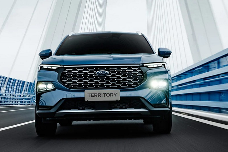 Đúng như thông tin dự kiến từ trước đó, mẫu xe  Ford Territory 2023 mới sẽ chính thức ra mắt thị trường Việt vào ngày 10/10 tới đây. Với sự góp mặt của Territory 2023, phân khúc SUV cỡ C tại Việt Nam chuẩn bị thêm sôi động. Cách đây không lâu, xe cũng đã bất ngờ xuất hiện tại đại lý. Theo thông tin từ nhân viên tư vấn bán hàng của đại lý, mẫu SUV cỡ C này sẽ có 3 phiên bản là Trend, Titanium và Titanium X.