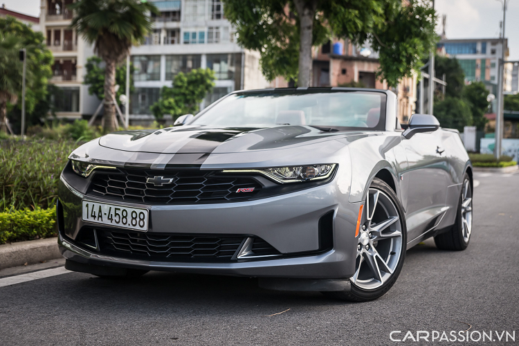 Đây là chiếc  Chevrolet Camaro Convertible đời 2019 phiên bản facelift duy nhất đang lăn bánh tại Việt Nam. Xe thuộc phiên bản 1LT RS đi kèm với lớp sơn xám lông chuột đẹp mắt. Thế hệ Camaro mới nhất gây ấn tượng với mặt ca-lăng phía trước được thay đổi hoàn toàn dạng hình cây cung thay cho chi tiết có phần hơi vuông vức trước đó.