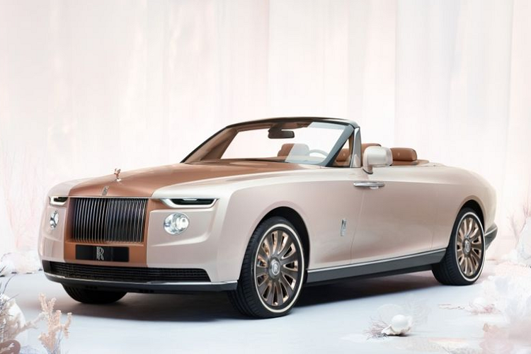 Rolls-Royce là thương hiệu xe siêu sang Anh quốc. Sở dĩ, những chiếc xe  Rolls Royce siêu đắt đỏ như vậy là vì các sản phẩm của hãng đều phải trải qua quá trình sản xuất rất tỉ mỉ, công phu và vô cùng cẩn thận. Thân xe được sản xuất tại Đức, sau đó được đưa về Anh để lắp ráp và chế tác những chi tiết thủ công.