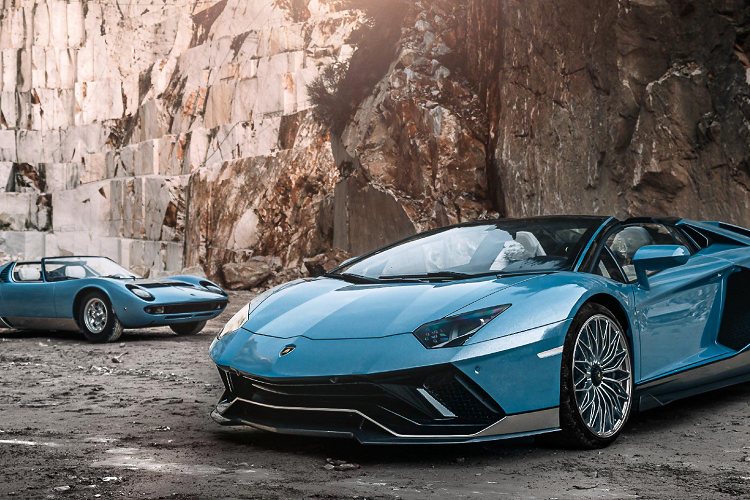 Chiếc xe này được cá nhân hóa bởi bộ phận Ad Personam cùng với các chi tiết phù hợp với  Lamborghini Miura Roadster độc nhất từ năm 1968.