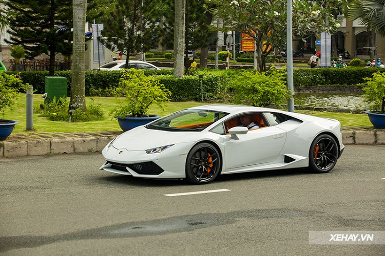 Tính đến thời điểm hiện tại, số lượng  Lamborghini Huracan tại Việt Nam có khoảng 15 chiếc. Tuy nhiên, chỉ có duy nhất 1 chiếc chính hãng có màu sơn trắng ở ngoại thất.