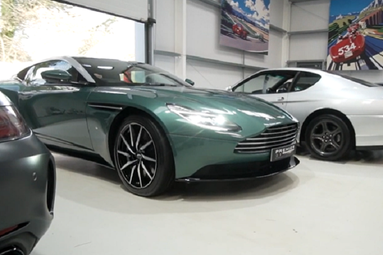 Gần đây, thông tin về việc chiếc xe thể thao  Aston Martin DB11 V8 thứ 10 xuất hiện tại Việt Nam đã nhận được nhiều sự quan tâm của giới mê xe trong nước. Tương tự như 9 chiếc về nước trước đó, chiếc xe này được nhập khẩu chính hãng và sở hữu màu sơn không đụng hàng.