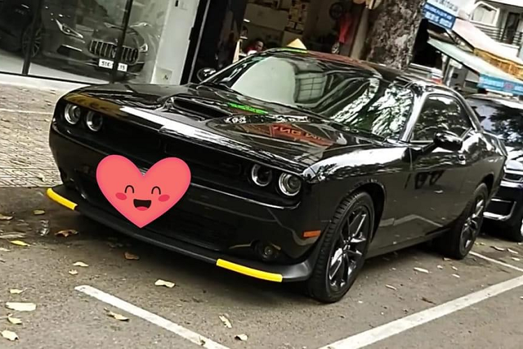 Mới đây, một chiếc  Dodge Challenger GT siêu hiếm tại Việt Nam xuất hiện tại TP.HCM, chiếc xe nay thuộc đời 2021 và mang biển số Hà Nội. Đáng chú ý là người sở hữu món hàng hiếm này không ai khác chính là ông Đặng Lê Nguyên Vũ.