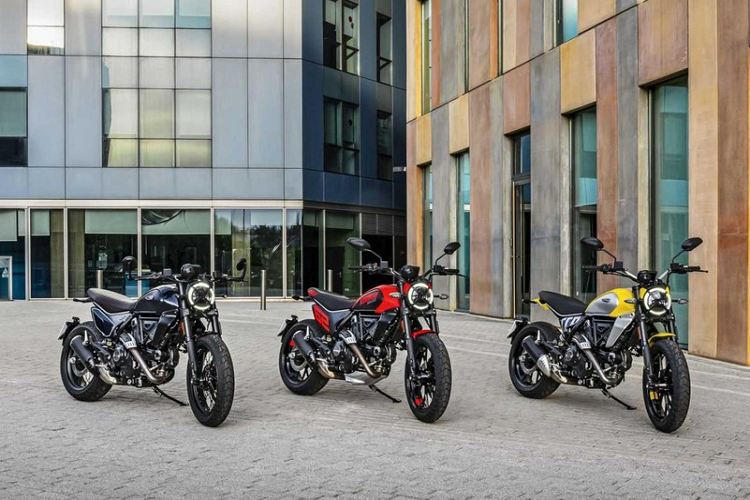 Ducati Scrambler là mẫu môtô phân khối lớn hiện không còn xa lạ với người dùng thế giới nói chung và Việt Nam nói riêng. Trước thềm triển lãm EICMA năm nay, hãng Ducati đã chính thức tung ra thế hệ mới của mẫu mô tô quen thuộc này. Ở thế hệ thứ hai,  Ducati Scrambler 2023 mới được chia thành 3 phiên bản là Icon, Full Throttle và Nightshift.