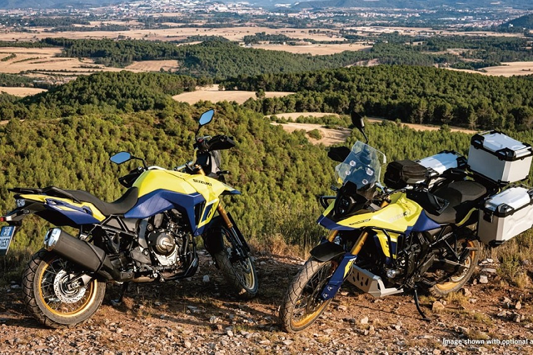 Suzuki V-Strom có khá nhiều phiên bản khác nhau như V-Strom 1050, V-Strom 1050DE, V-Strom 1050 XT, V-Strom 650, V-Strom 650 XT và V-Strom 250 SX. Không dừng ở đó, hãng xe Nhật Bản lại tiếp tục ra mắt một thành viên nữa của dòng môtô này, đó là  Suzuki V-Strom 800DE 2023 mới.