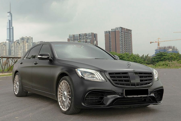 Điểm dễ nhận thấy nhất trên chiếc xe sang  Mercedes-Benz S400 thế hệ w221 độ khá dữ dằn này chính là màu sơn nguyên bản đã được thay thế bằng đề can đen nhám (matte black).