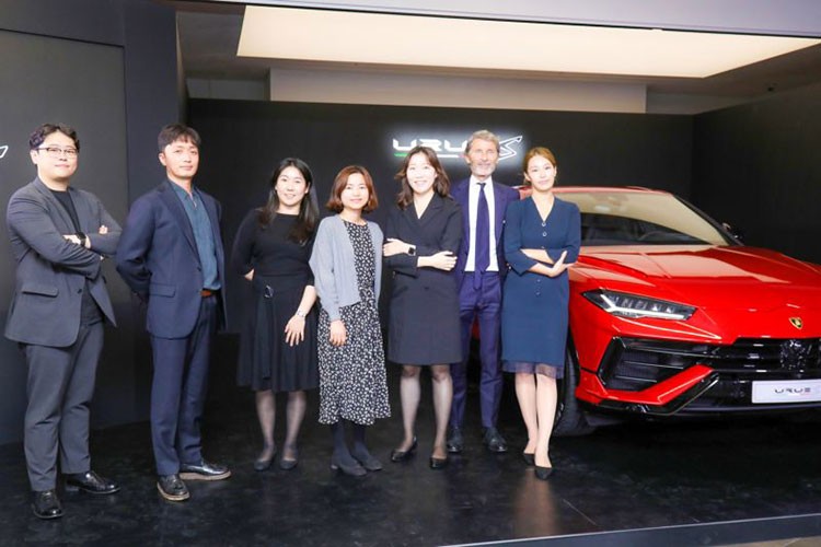 Hãng Lamborghini đang đẩy mạnh chiến dịch quảng bá cho mẫu xe chiến lược Urus của mình ở các đại lý trên toàn thế giới, trong đó, sau khi đã chiêm ngưỡng chiếc  Lamborghini Urus Performante mới bằng xương bằng thịt tại sự kiện Monterey Car Week 2022.