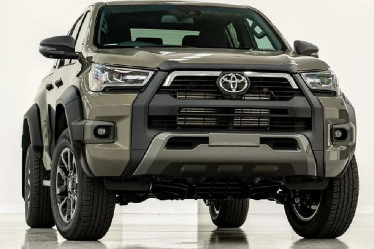 Vừa qua, một đại diện bán hàng của Toyota Việt Nam hé lộ giá bán niêm yết dự kiến của  Toyota Hilux 2023 mới. Mẫu xe bán tải của Toyota tiếp tục phân phối với 4 phiên bản và giá bán lần lượt: Hilux số sàn 1 cầu: 740 triệu đồng. Hilux số sàn 2 cầu: 910 triệu đồng.