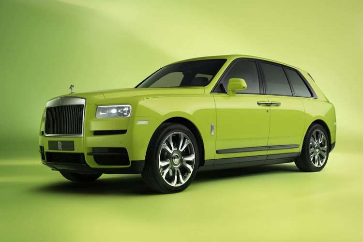 Hai bộ sưu tập  Rolls-Royce Cullinan Inspired by Fashion 2023 mới được hãng vô cùng tâm huyết đó là: Re-Belle táo bạo, được lấy cảm hứng từ xu hướng phối màu colour block, và Fu‑Shion – sự kết hợp hoàn hảo giữa khả năng vận hành và vẻ đẹp thời thượng