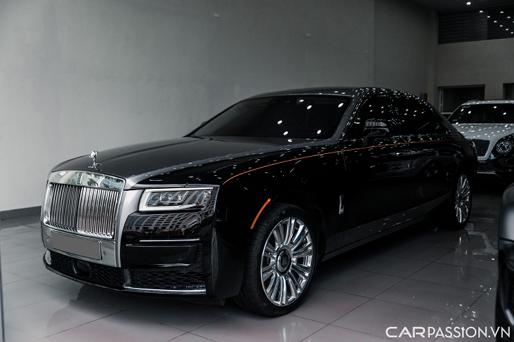 Tại Việt Nam,  Rolls-Royce Ghost 2022 mới sẽ cạnh tranh với các đối thủ có thể kể đến như Bentley Flying Spur hay Mercedes-Maybach. Mới đây, một chiếc Rolls-Royce Ghost EWB thuộc thế hệ mới nhất 2022 đã được đại lý tư nhân ở Hà Nội chào bán lại với mức giá 39 tỷ 999 triệu đồng và mới chỉ lăn bánh 6.000 km.