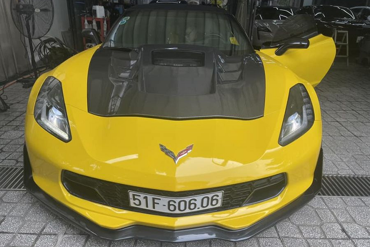 Theo thông tin được đăng tải, chiếc  Chevrolet Corvette Z06 Convertible siêu hiếm này được sản xuất năm 2015, ngoại thất màu vàng, odo đạt hơn 3 vạn km. Ngoài ra, xe còn được gắn biển số khá đẹp 51F - 606.06 của TP HCM. Đại lý cho biết, mức giá “gả đi” của siêu phẩm này là 4,66 tỷ đồng.