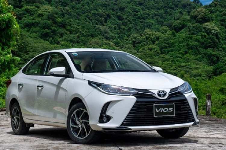  Toyota Vios - 20.765 xe  Toyota Vios vốn được xem là mẫu sedan bán chạy nhất phân khúc hạng B nhiều năm liên tiếp. Dù phong độ có đôi lúc không ổn định nhưng mẫu xe này thường xuyên nằm trong nhóm có doanh số tốt nhất. Kết thúc tháng 11/2022, Toyota Vios có doanh số tích lũy đạt 20.765 xe, tạm dẫn đầu top 10  xe ôtô bán chạy nhất Việt Nam năm 2022