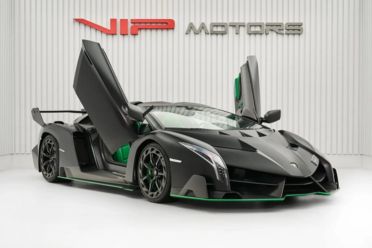 Chiếc  Lamborghini Veneno Roadster siêu hiếm màu đen và xanh lá cây trong hình hiện đang được rao bán ở Dubai với giá 8.994.824 Euro (9.551.558 Đô - khoảng 225 tỷ đồng), sau khi đã đi được 3.500 km.