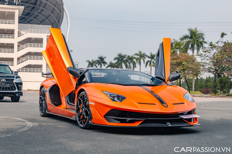 Chiếc  Lamborghini Aventador SVJ Roadster tại Hà Nội này là mẫu siêu xe được sản xuất giới hạn với chỉ 900 chiếc trên toàn thế giới, đồng thời đây còn là phiên bản nâng cấp của dòng xe Aventador với những cải tiến ưu việt về cả mặt thiết kế lẫn vận hành.