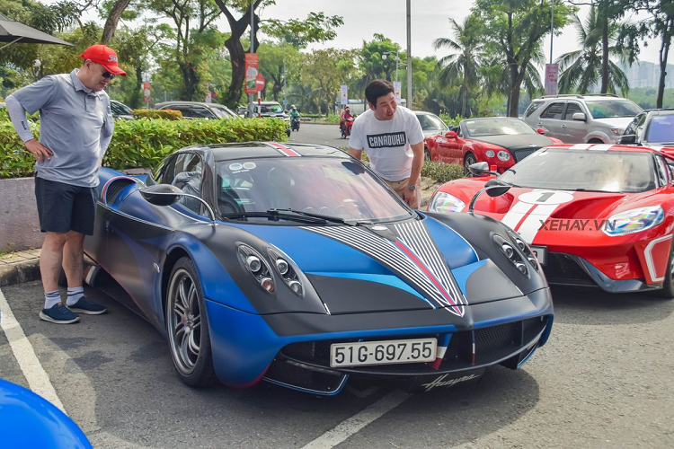 Trong đó, Pagani Huayra và Ferrari SF90 Spider thuộc về 2 vị đại gia nổi tiếng trong giới chơi xe  Cường Đô la và Minh Nhựa. Tâm điểm của dàn siêu xe trị giá hơn 200 tỷ vẫn là chiếc Pagani Huayra của Minh Nhựa. Chiếc hypercar mang thương hiệu Ý xuất hiện tại Việt Nam từ tháng 9/2016.