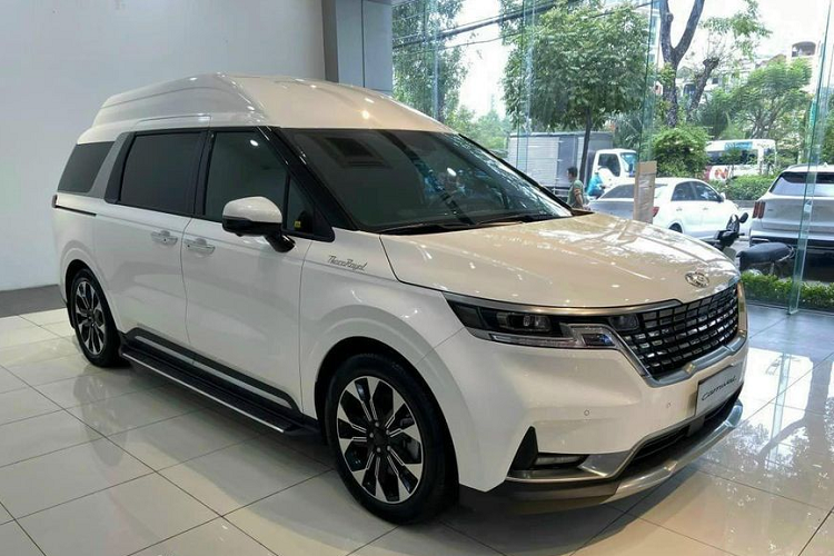 Mới đây, trên mạng xã hội xuất hiện hình ảnh  Kia Carnival 2023 phiên bản Royal về hàng tại đại lý dịp sát Tết đã thu hút sự quan tâm của nhiều khách hàng.