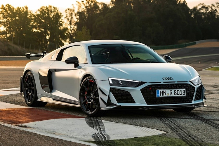  Audi R8  Trong  top xe ôtô động cơ V10, Audi R8 mang thiết kế thể thao nhưng không kém phần thời trang, năng động. "Trái tim" của Audi R8 là động cơ V10 5.2L, tạo ra công suất tối đa 562 mã lực và mô-men xoắn cực đại 406 Nm. Nhờ đó, xe chỉ mất 3,4 giây để tăng tốc từ vị trí xuất phát lên 97 km/h trước khi đạt vận tốc tối đa 330 km/h.