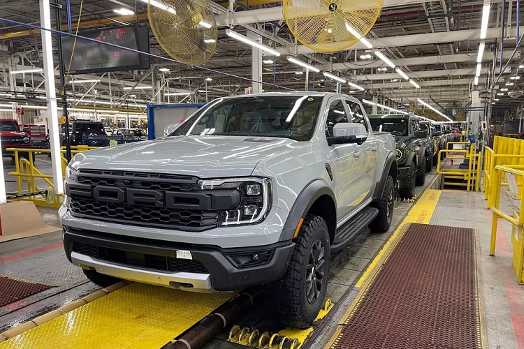  Ford Ranger Raptor thế hệ mới đã lần đầu tiên trình làng ở thị trường Úc vào cuối năm 2021 và tại Thái Lan vào hồi tháng 3/2022. Trong thời gian tới, mẫu xe bán tải hiệu suất cao này mới chuẩn bị ra mắt thị trường quê nhà Mỹ.