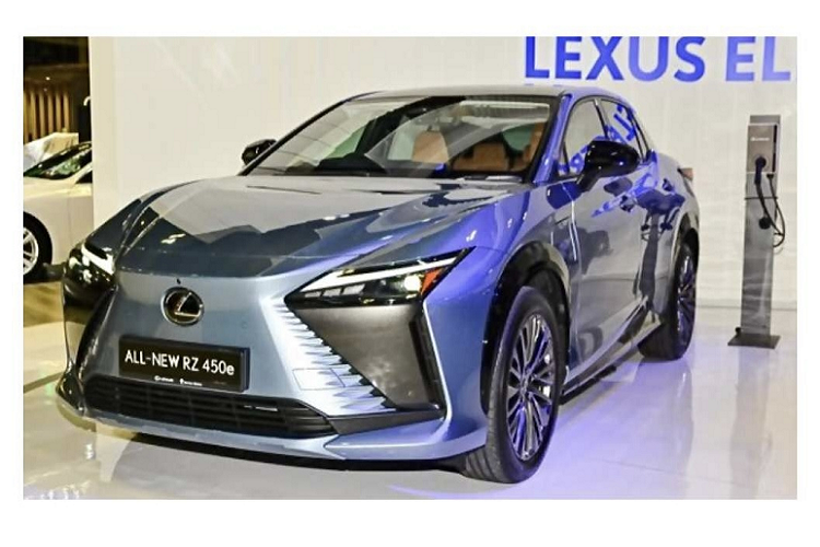  Lexus RZ450e 2023 mới là mẫu SUV chạy hoàn toàn bằng điện đầu tiên được sản xuất bởi hãng xe sang Lexus. Chiếc SUV điện này được thiết kế trên nền tảng khung gầm e-TNGA, tương tự Toyota bZ4X và Subaru Soltera, nhưng xe có ngoại hình khác biệt và sở hữu các tính năng, trang bị cao cấp hơn.