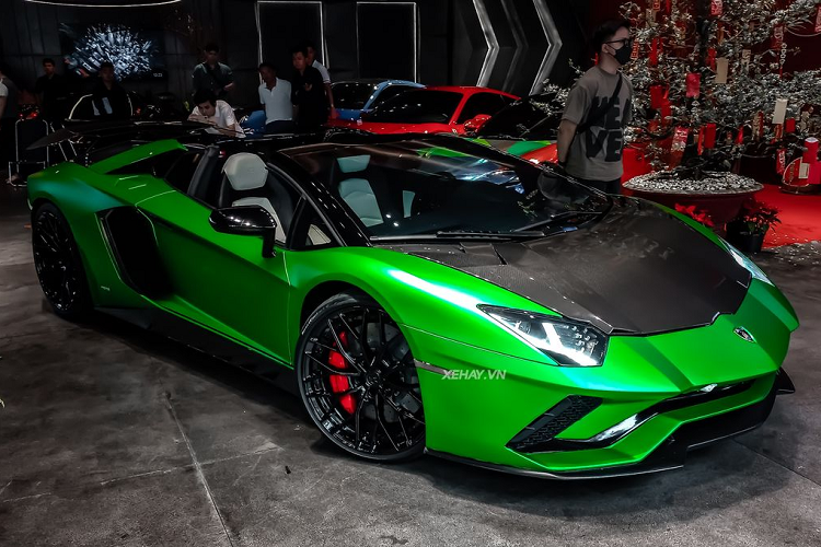  Lamborghini Aventador Roadster tại Việt Nam luôn được các tay chơi siêu xe ưa chuộng. Tính đến thời điểm hiện tại, số lượng xe tại dải đất hình chữ S lên tới hơn 10 chiếc với các phiên bản từ Coupe, Roadster cho đến bản S, SV và SV Roadster.