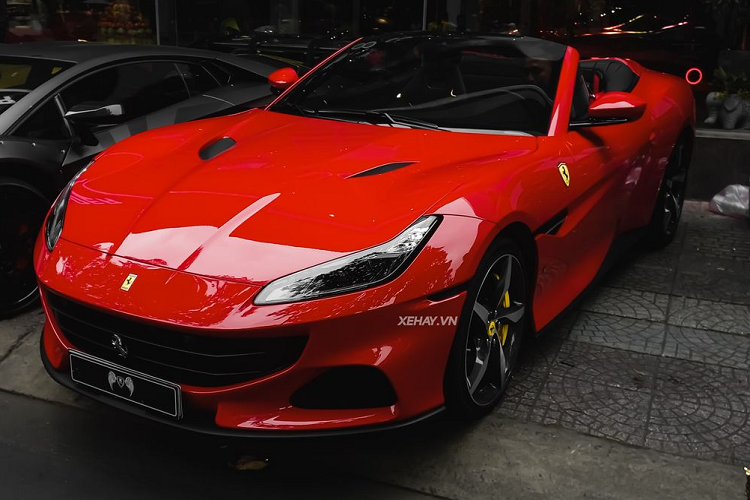  Ferrari Portofino M tại Việt Nam là phiên bản nâng cấp giữa vòng đời (facelift) được ra mắt từ năm 2020, nhằm thay thế phiên bản cũ là Portofino. Điều này được thể hiện ngay trong tên gọi của xe, chữ “M” là viết tắt của “Modificata”, chỉ sự “tinh chỉnh” trong tiếng Ý.