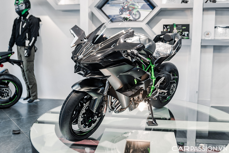  Kawasaki Ninja H2R tại Việt Nam đã chính thức có mặt tại showroom chính hãng tại Hà Nội, đây sẽ là đối thủ với những mẫu super-bike hiệu suất cao như BMW M1000RR, Ducati Panigale V4R hay Honda CBR1000RR-R.