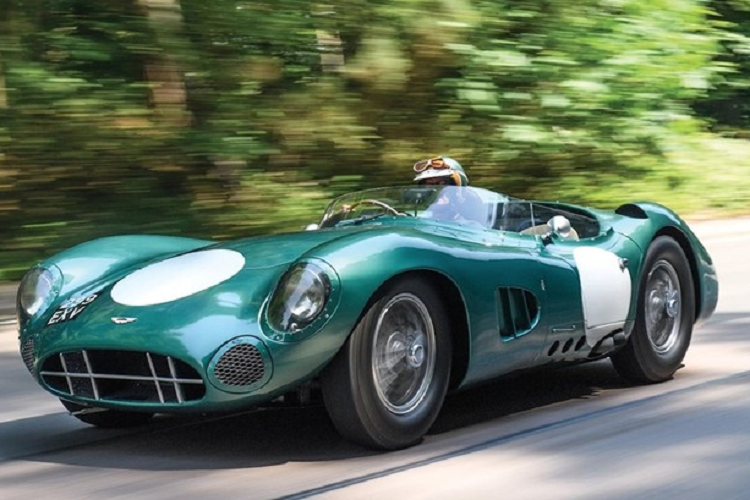  Aston Martin DBR1 1956  Chiếc xe năm trong  top ôtô hiếm nhất thế giới hiện nay đầu tiên chính là Aston Martin DBR1, nó được tạo ra để thi đấu trong giải vô địch xe thể thao thế giới. Sau đó, chiếc xe này đã trở thành một biểu tượng trong lịch sử đua xe của thương hiệu Aston Martin nói riêng và nước Anh nói chung.