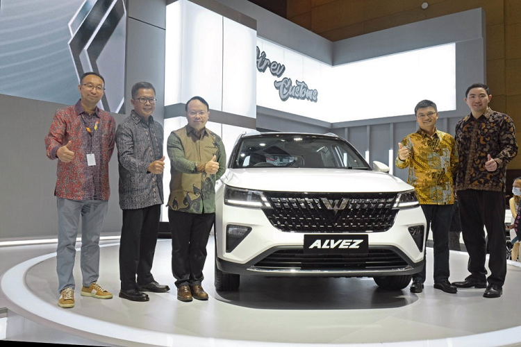 Triển lãm IIMS 2023 đã chính thức khai mạc tại Indonesia. Tại đây, thương hiệu Wuling của Trung Quốc đã chính thức giới thiệu mẫu SUV cỡ B mới mang tên Alvez.  Wuling Alvez 2023 mới trên thực tế chính là mẫu xe Xing Chi đã bán tại thị trường Trung Quốc từ năm ngoái.