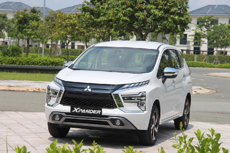  Mitsubishi Xpander   Trong top  xe ôtô dưới 1 tỷ đồng tại Việt Nam - mẫu MPV “quốc dân” Mitsubishi Xpander là một trong những cái tên thường được cân nhắc khi chọn mua xe cho gia đình. Bất chấp áp lực cạnh tranh ngày càng lớn trong phân khúc MPV khi ngày càng có nhiều “tân binh” được trình làng, chiếc xe mang thương hiệu Mitsubishi vẫn duy trì được phong độ, tạo sức hút lớn với người tiêu dùng.