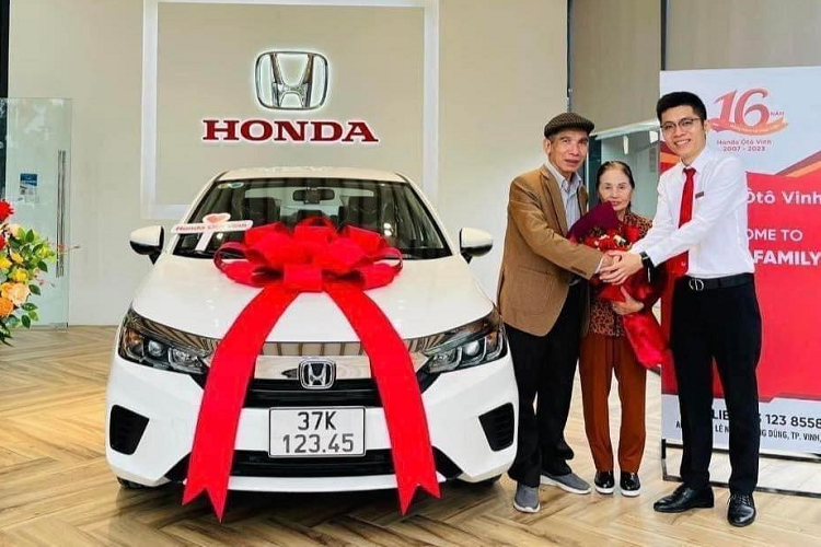  Honda City mang biển số 37K-123.45  Chủ nhân chiếc  Honda City biển đẹp này là ông Đ.B.V. (trú tại thành phố Vinh, tỉnh Nghệ An). Ông V. cho hay, chiếc xe là do vợ chồng con gái mua tặng, giá lăn bánh là 610 triệu đồng. Nhờ biển số 37K-123.45, chiếc xe đã được nhiều người ngỏ ý mua lại, có người trả 1,2 tỷ đồng.