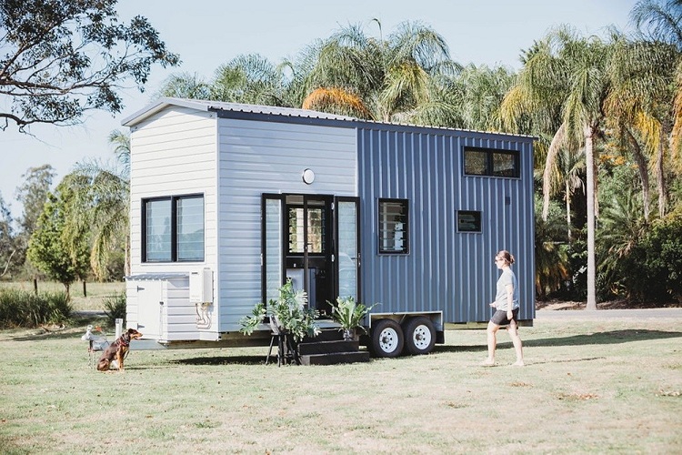 Sản phẩm tí hon này do công ty Northern Rivers Tiny Homes của Úc sản xuất, được tính toán kỹ lưỡng để giúp người dùng có thể kiểm soát tổng thể ngôi nhà di động của mình một cách dễ dàng và hiệu quả nhất. Hãy cùng tìm hiểu chiếc  nhà di động Tiny Clunes 2 gác lửng ngay sau đây.