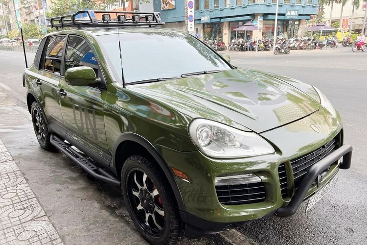 Chiếc SUV hạng sang  Porsche Cayenne Turbo S của Đặng Lê Nguyên Vũ này đã được ông độ theo phong cách off-road, có khả năng vượt địa hình. Phần lớn mẫu SUV trong bộ sưu tập của "vua cà phê" cũng được độ theo phong cách này.